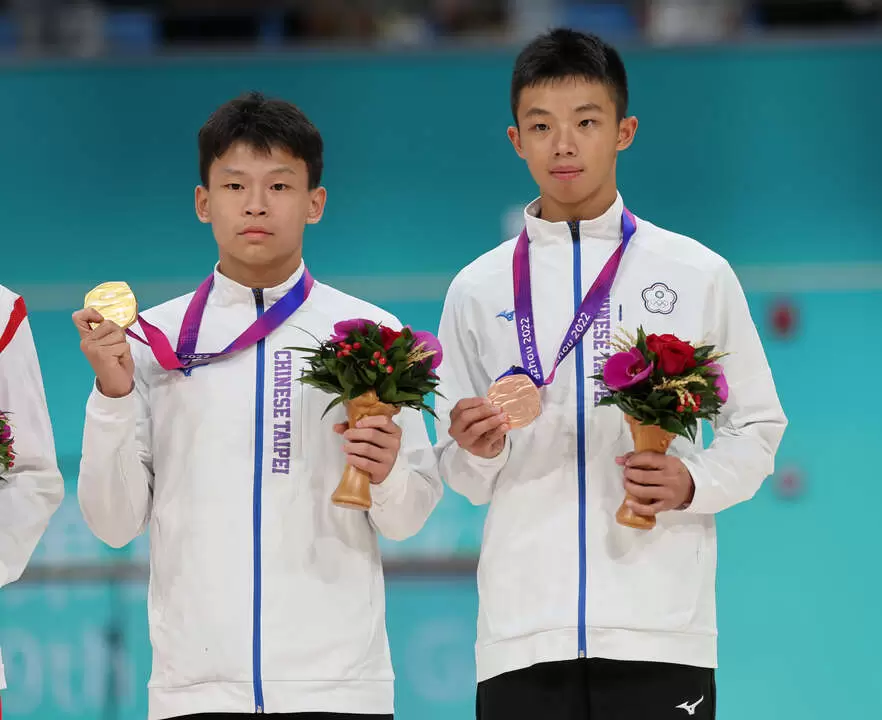 王宥鈞（左）勇奪金牌，黃品睿也收下銅牌。中華奧會提供