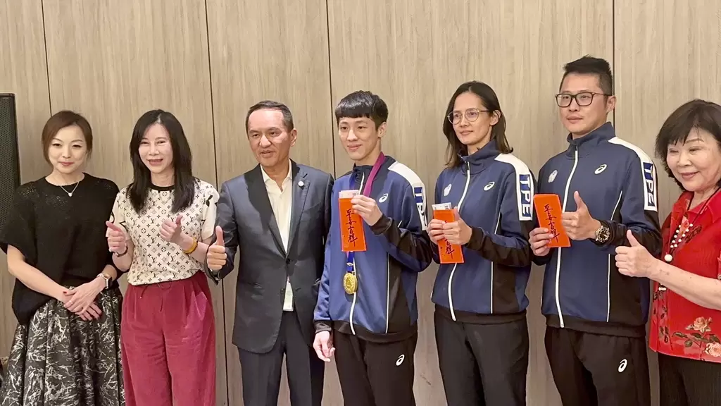 愛爾麗總裁常如山（左三）頒發獎金給跆拳道金牌蕭翔文。（愛爾麗提供）