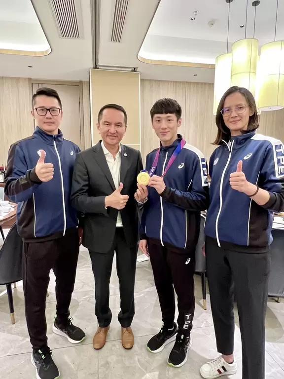 愛爾麗總裁常如山（左二）頒發獎金給跆拳道金牌蕭翔文。（愛爾麗提供）