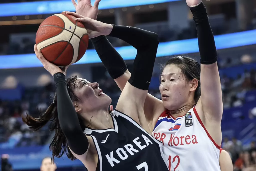 南北韓女籃於杭州亞運銅牌戰再度交手。（法新社）