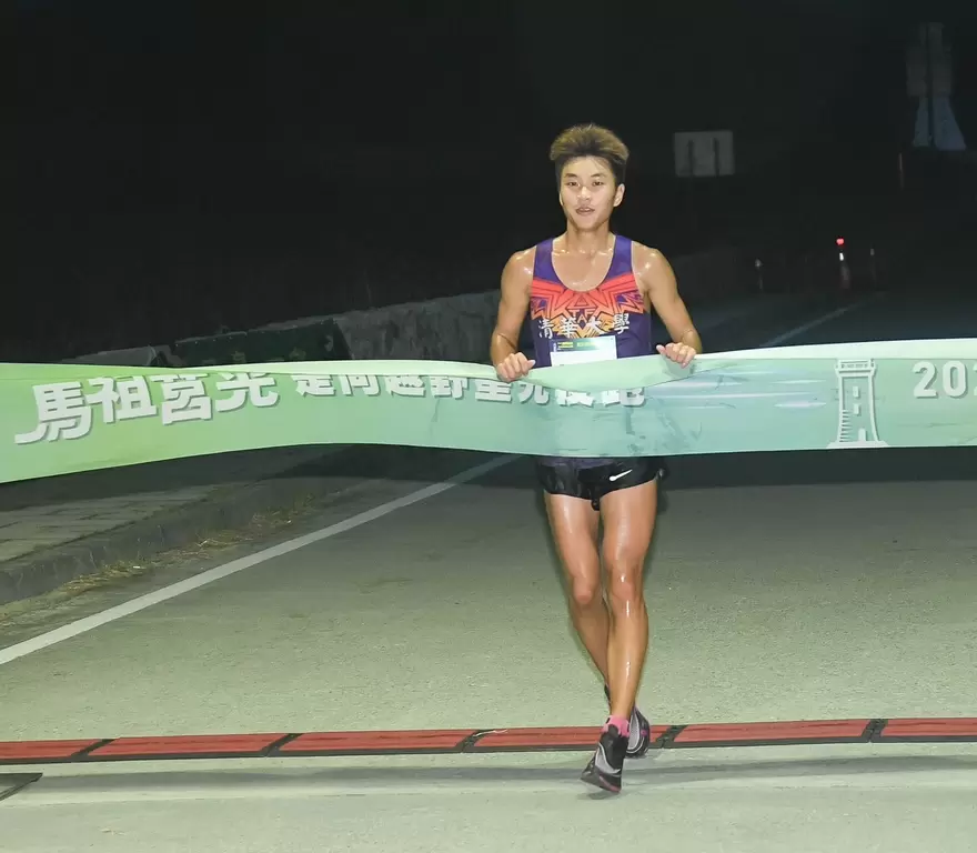 清華大學生命科學系的陳貝漢參加21公里測試賽，以1小時25分41秒完賽。大會提供