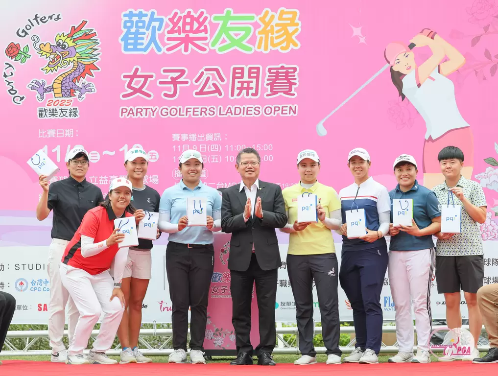 歡樂友緣高爾夫球隊副會長陳茂仁中頒發由pqi所提供的台灣前10名特別獎給選手。TLPGA提供／葉勇宏攝