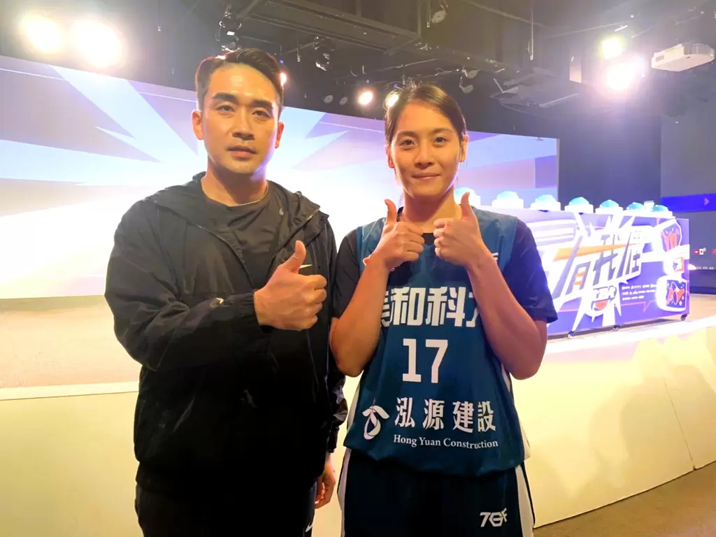 美和科大女籃隊由總教練顏君彰(左)與隊長陳千惠。 （美和科大提供）
