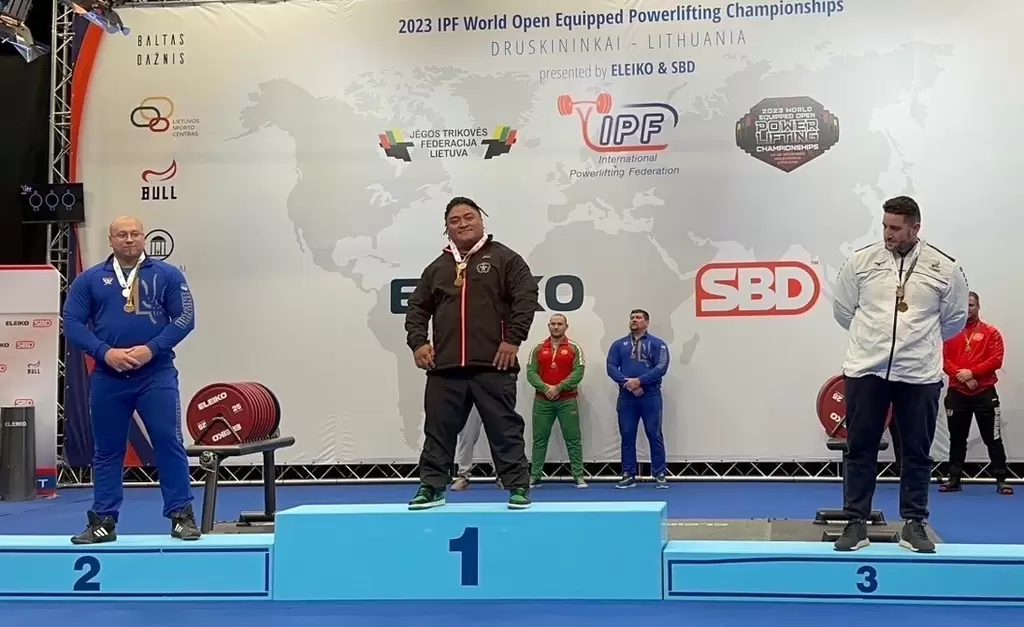120公斤級楊森選手蹲舉452.5公斤榮獲金牌並打破世界紀錄。體育署提供