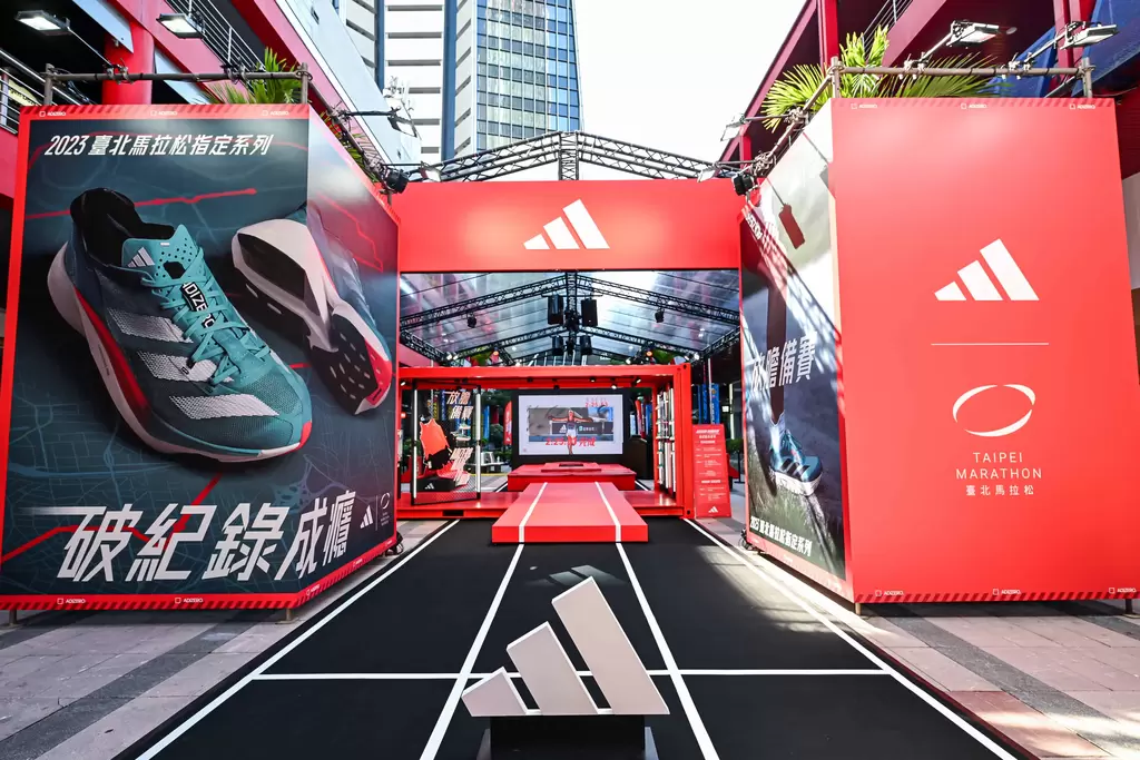 adidas adizero runbase飆速跑者基地，即日起正式降落於信義威秀徒步區。官方提供