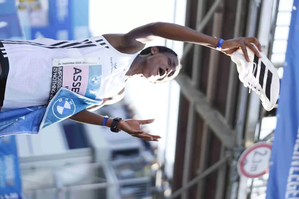 長跑選手Tigist Assefa著用adizero adios pro evo 1一同寫下賽道傳奇創下女子馬拉松新世界紀錄。官方提供