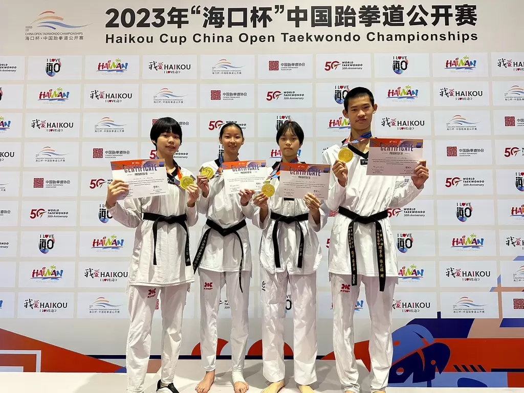 江宜珊(左起)，劉侑芸、江宜璇、蔡昇良摘下金牌。江亘松提供