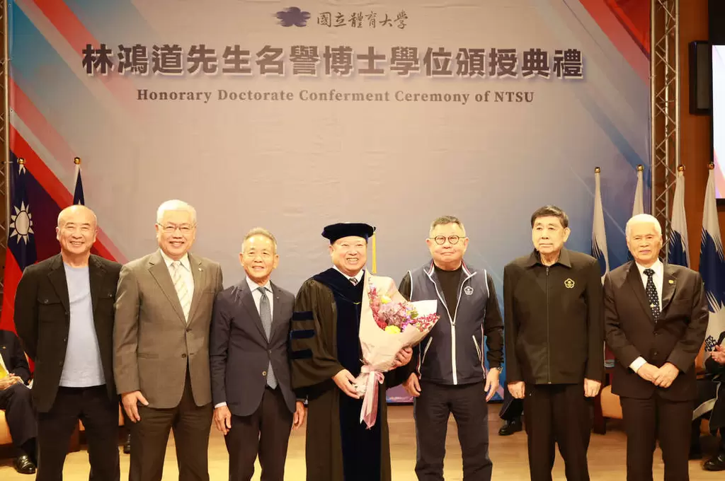 中華奧會林鴻道(中)主席獲頒國立體育大學名譽博士學位。中華奧會提供