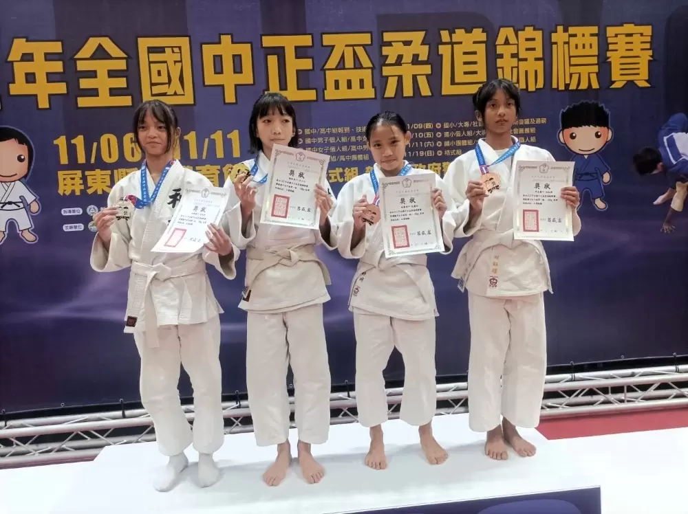 新北錦和高中沈少云（左二）奪得國女第一級金牌。姚瑞宸攝