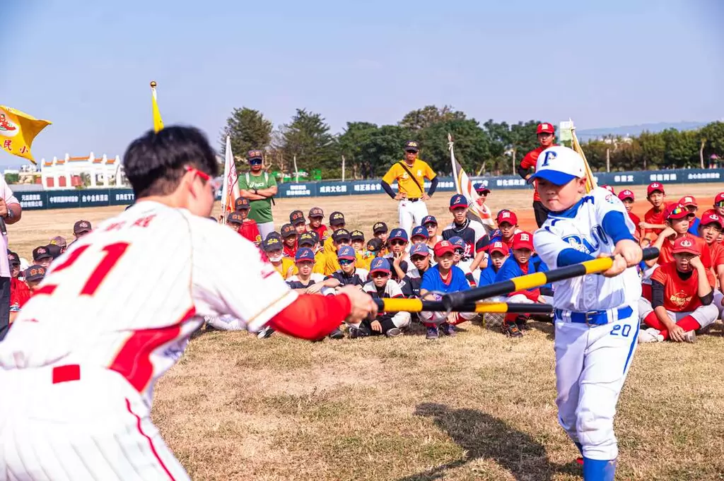 味全李凱威在棒球教室指導小朋友打擊。大會提供