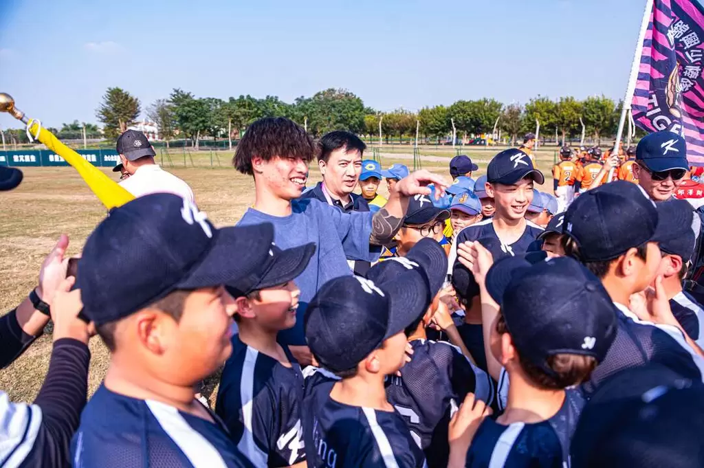 韓國隊小朋友得知林昱珉是亞運對韓國先發的投手，紛紛要跟他合照。大會提供