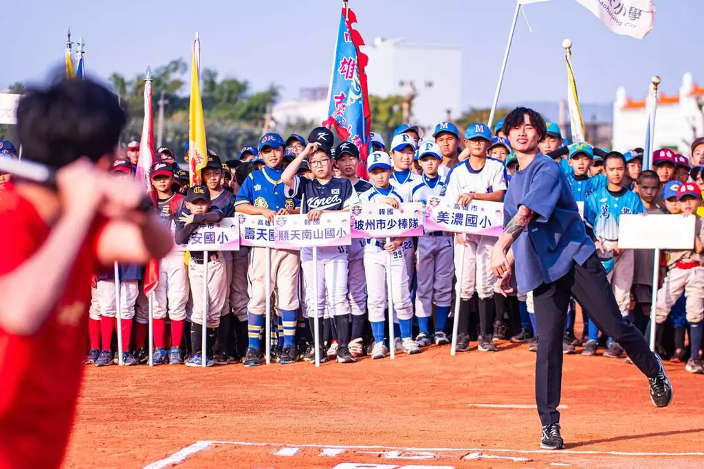林昱珉為第11屆徐生明國際少棒錦標賽開球。大會提供