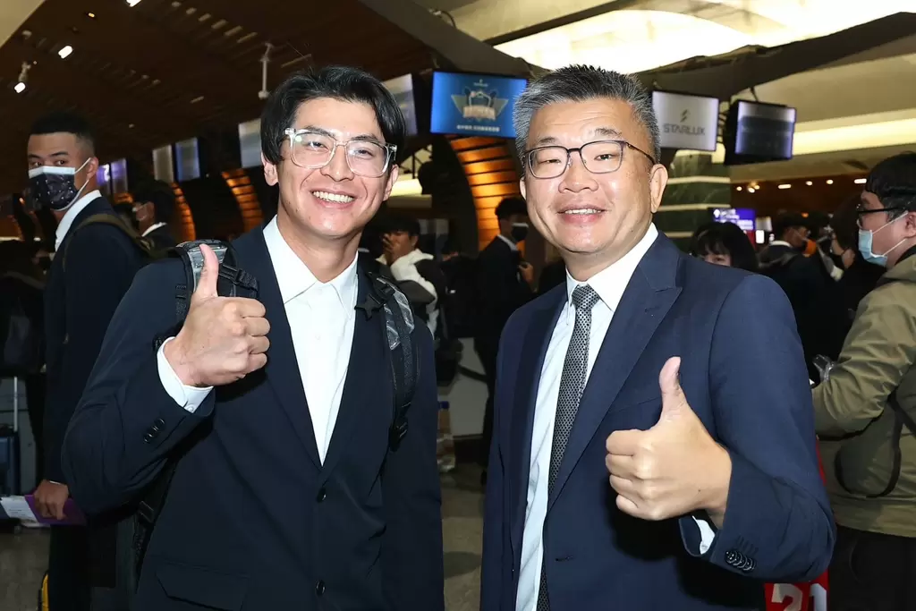 蔡其昌會長(右)預祝中華隊在亞冠賽順利圓滿。官方提供
