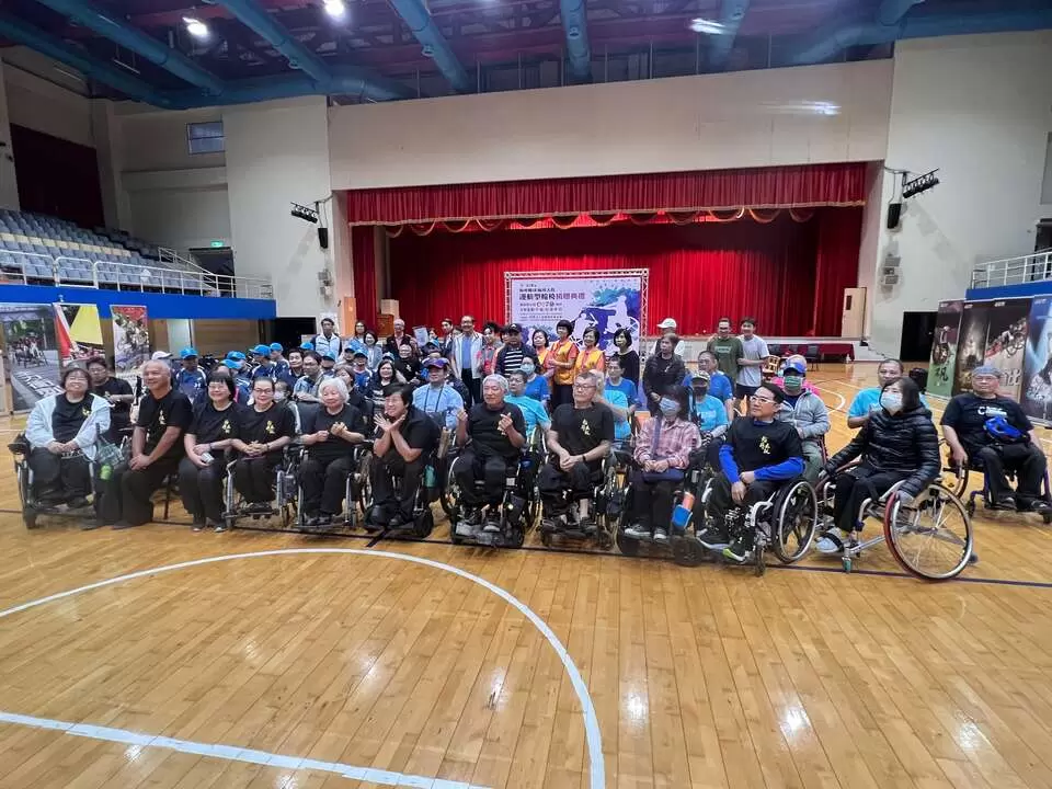 普賢教育基金會捐贈了共18部運動型輪椅給「輪椅夢公園」。主辦單位提供 