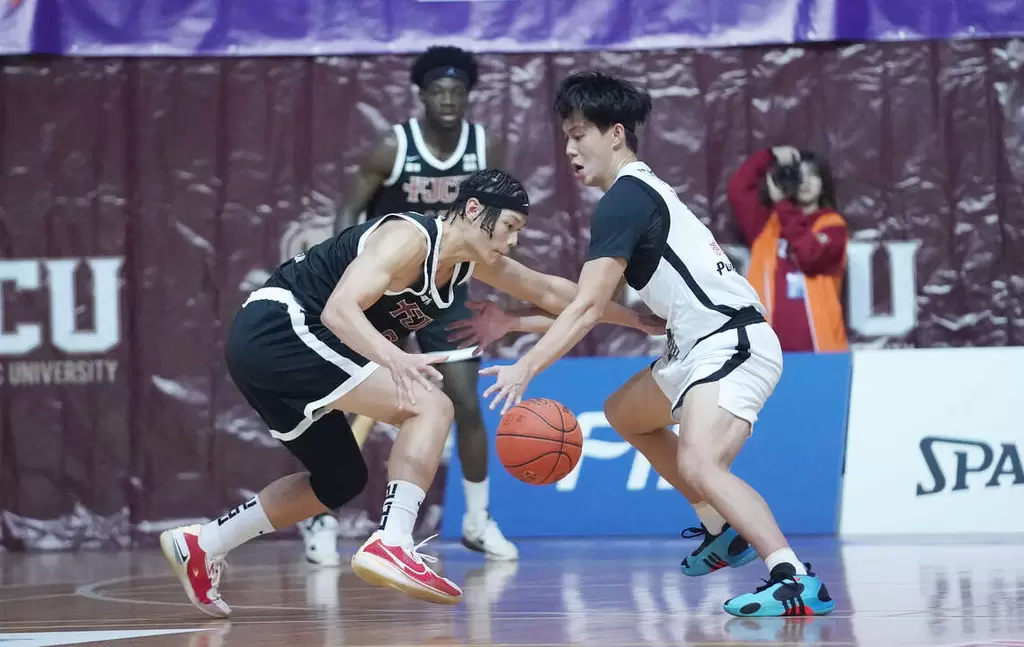 杭州亞運3x3籃球金牌隊友輔大江均(左)與台科汪哲宇在此役對位。大專體總提供