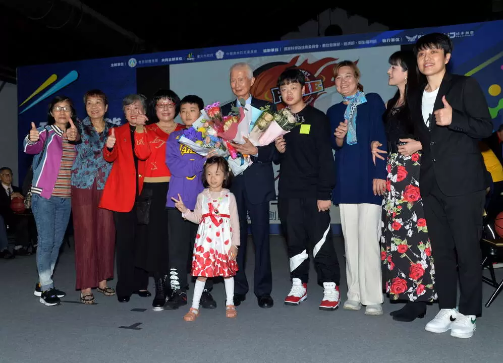 入堂者江憲治與子弟兵及家人合影場面感人。台灣籃球名人堂提供
