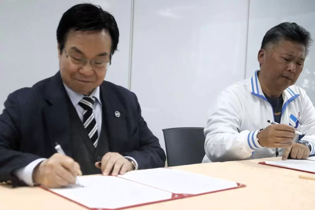 八馬國際董事長黃文欽(左)與北市大副校長王宏宗簽署贊助合約。姚瑞宸攝