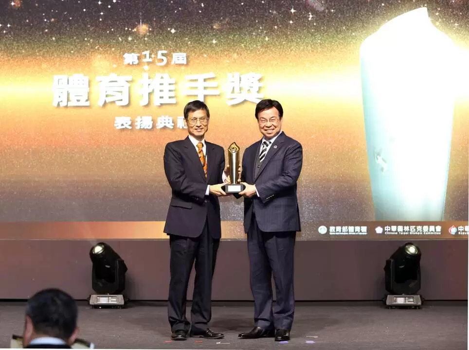 八馬國際連續6年獲贊助類金質獎由Total Swiss 全球創辦人王文欽(右)授獎。八馬提供