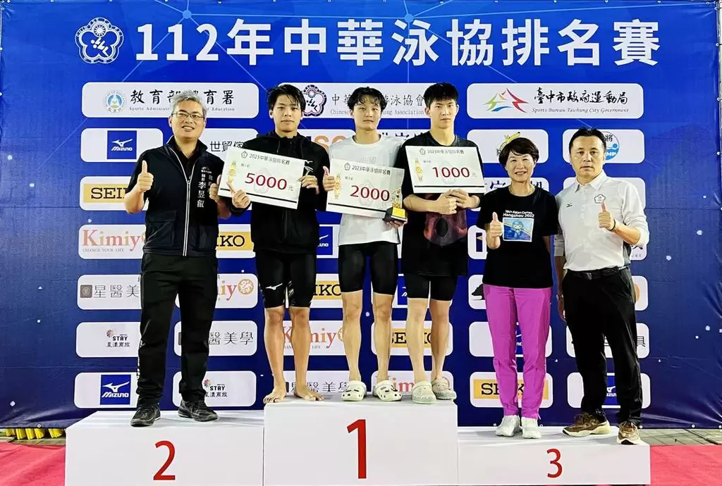 台中市運動局長李昱叡(左1)和泳協祕書長曾正宗(右1)親自頒獎給200蛙金牌來自台中的泳將王星皓（左2)。泳協提供