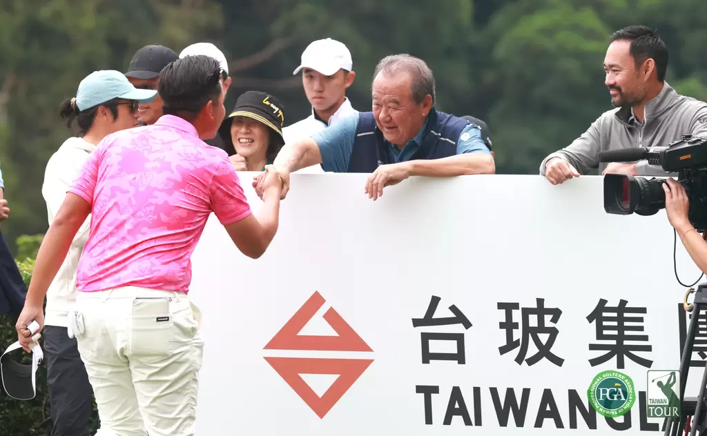 台豐高爾夫俱樂部董事長林伯實(右二)最後一回合到現場為選手加油。鍾豐榮攝影