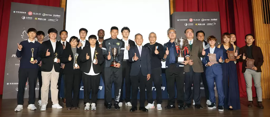 中華民國足球協會年度頒獎典禮大合照。李天助攝