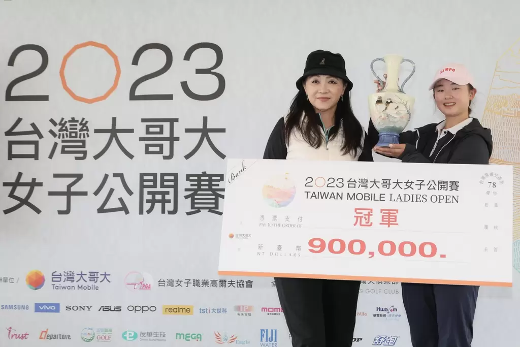 台灣大哥大副總經理劉麗惠(左)頒贈冠軍獎盃與獎金給洪玉霖。大會提供