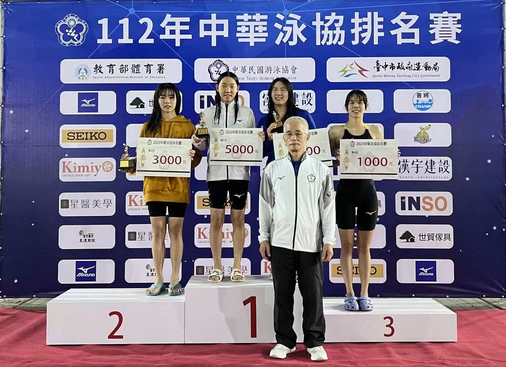 女子100仰新人輩出金牌張雅佳(左2)、16歲亞軍林芷妍更只有13歲(左1)。中華泳協提供