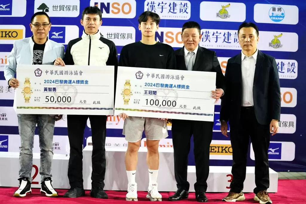 泳協理事長陳任邦(右2)親頒獎金給王冠閎(中)和教練黃智勇(左2)。泳協提供