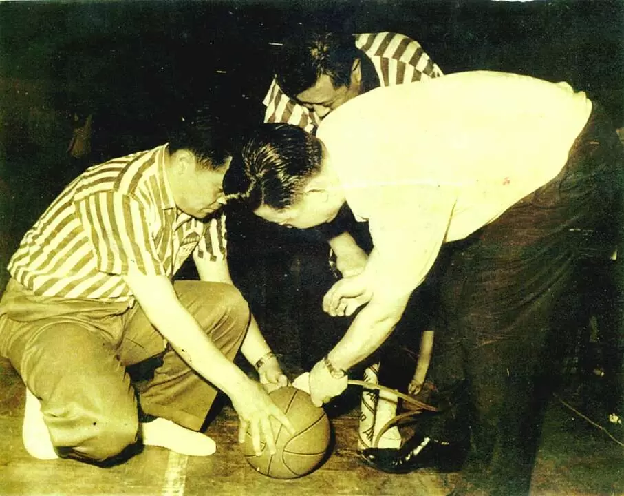 湯銘新(左)、王屏周(後)和劉世珍為早年籃壇三劍客。台灣籃球名人堂提供