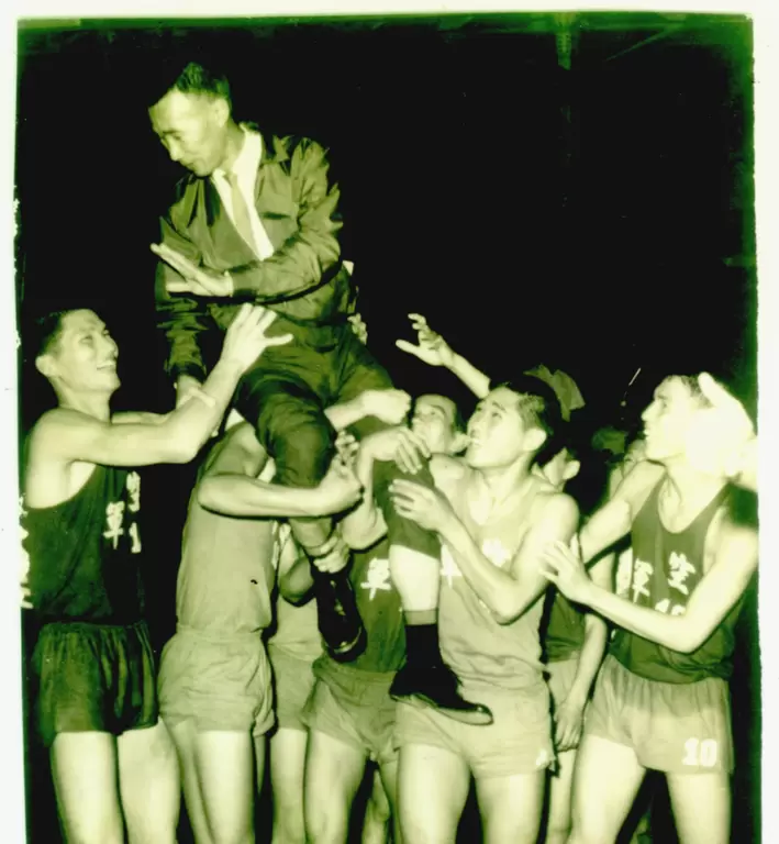 率空軍奪全國冠軍後朱聲漪被球員抬起慶祝。籃球名人堂提供