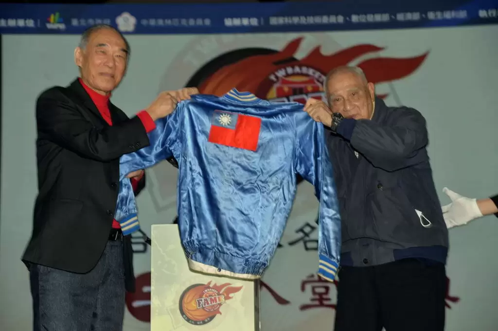第一屆名人堂唐雪舫(右)教練捐贈中華隊外套。台灣籃球名人堂提供