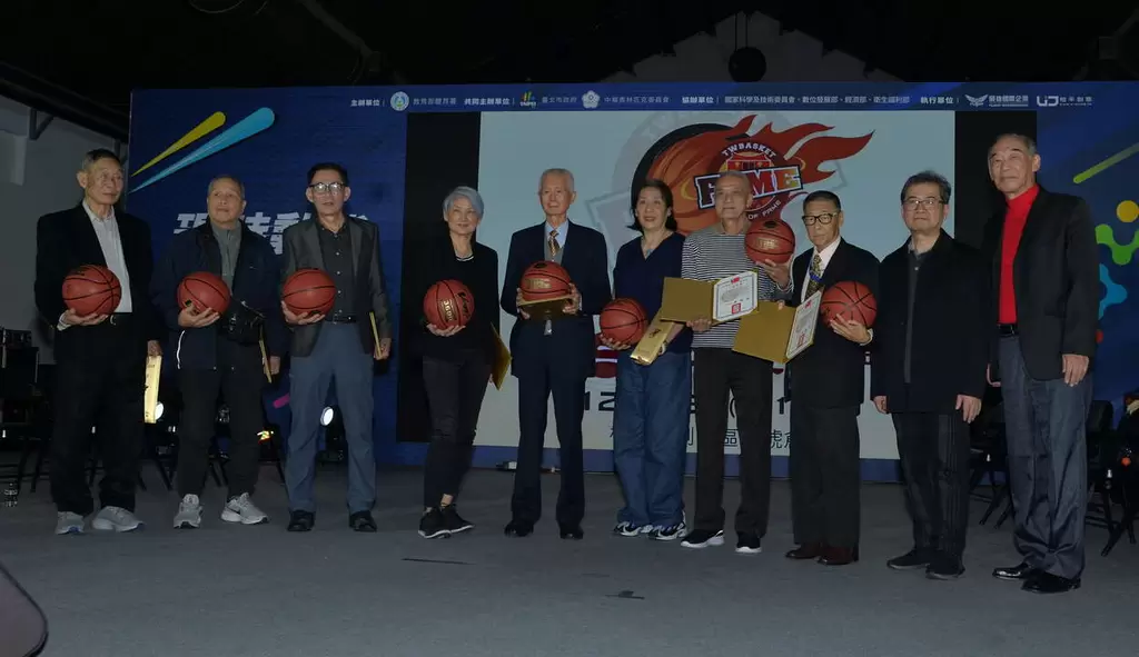 第二屆籃球名人堂入堂成員謝恆夫、陳金郎、賴連光(代)、賴淑敏(代)、江憲治、霍劍平(代)。 官方提供