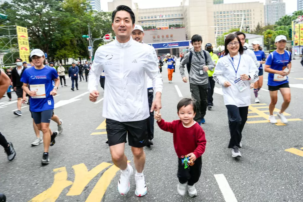 臺北市政府蔣萬安市長與小孩一起歡樂跑。大會提供