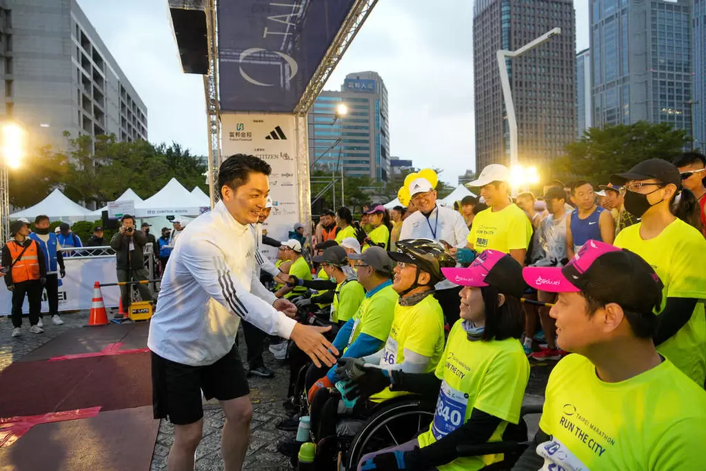 蔣萬安市長替輪椅組選手打氣加油 。路跑協會提供