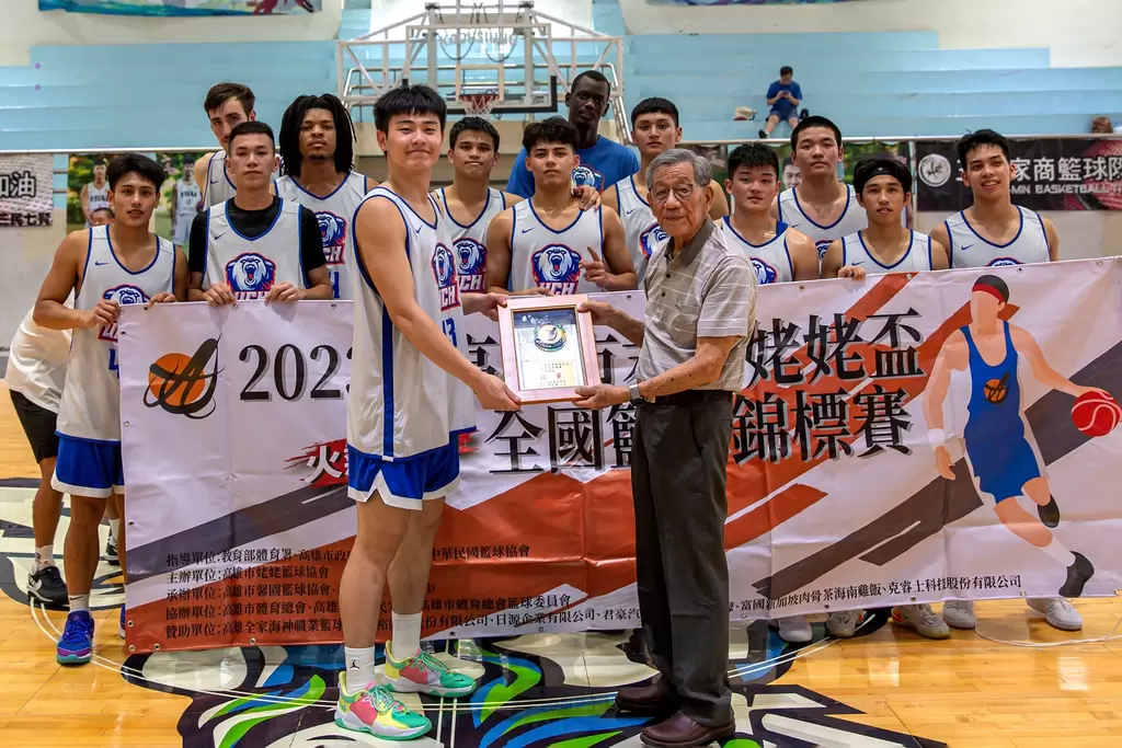 劉錦池教練為「2023姥姥盃全國籃球錦標賽」冠軍隊伍頒獎。 高雄市運動發展局／提供