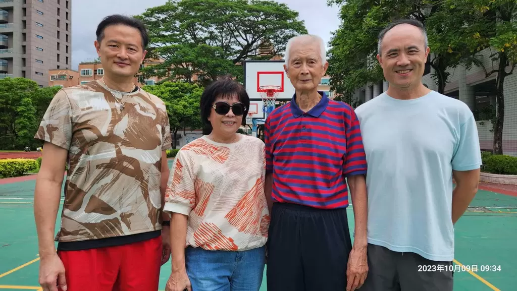 江憲治(右2)教練今年86歲，現在雖不能百米衝刺，但頭腦仍靈活，手腳依舊俐落。籃球名人堂提供