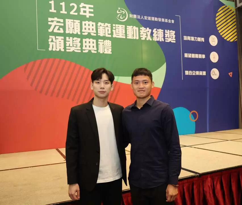 杭州亞運國手王冠閎(左)、湯智鈞擔任頒獎典禮主持人。中華奧會提供