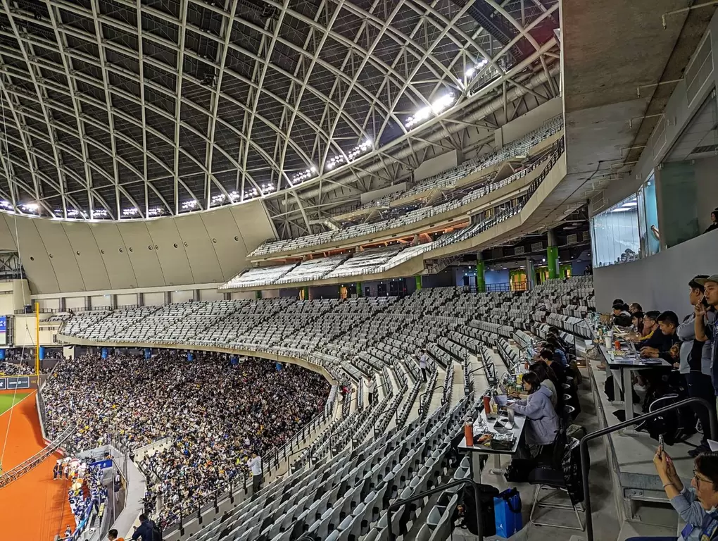 台北大巨蛋在亞錦賽期間未開放第二層看台，圖中的記者席未來將再往前增加3排。謝岱穎攝