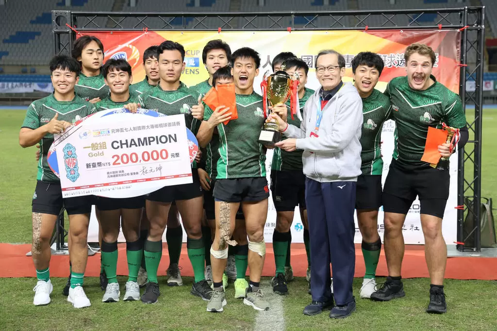 台灣大學在元坤盃大專國際橄欖球邀請賽一般組成功衛冕，將冠軍獎盃留在台灣，創辦人杜元坤(右三)頒發20萬元獎金。元坤運動文創提供