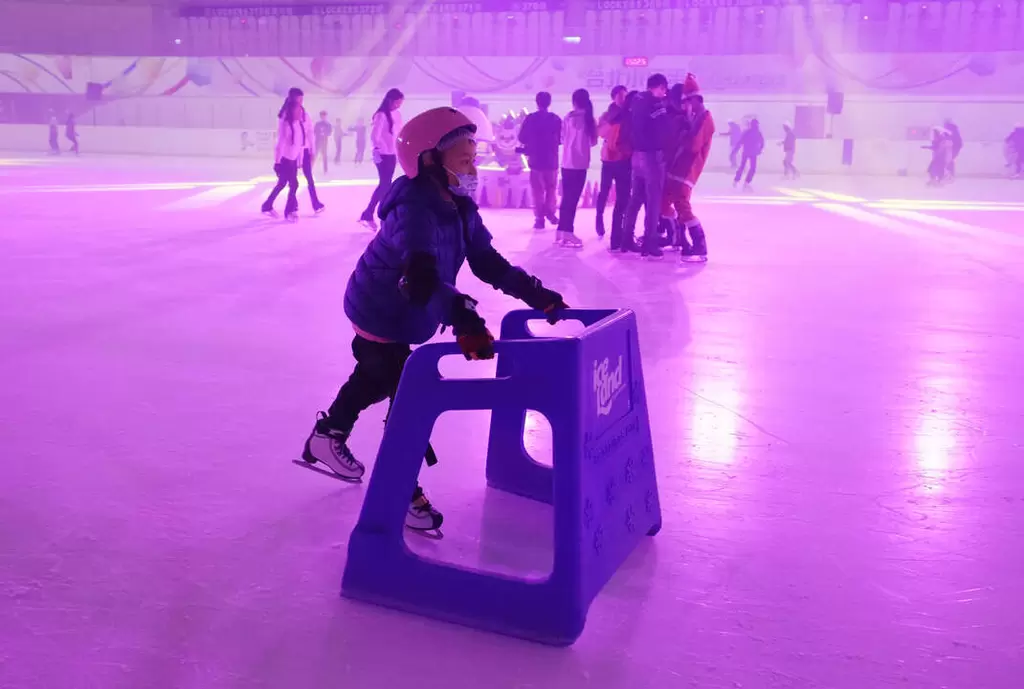  小朋友也下場體驗滑冰樂趣。官方提供