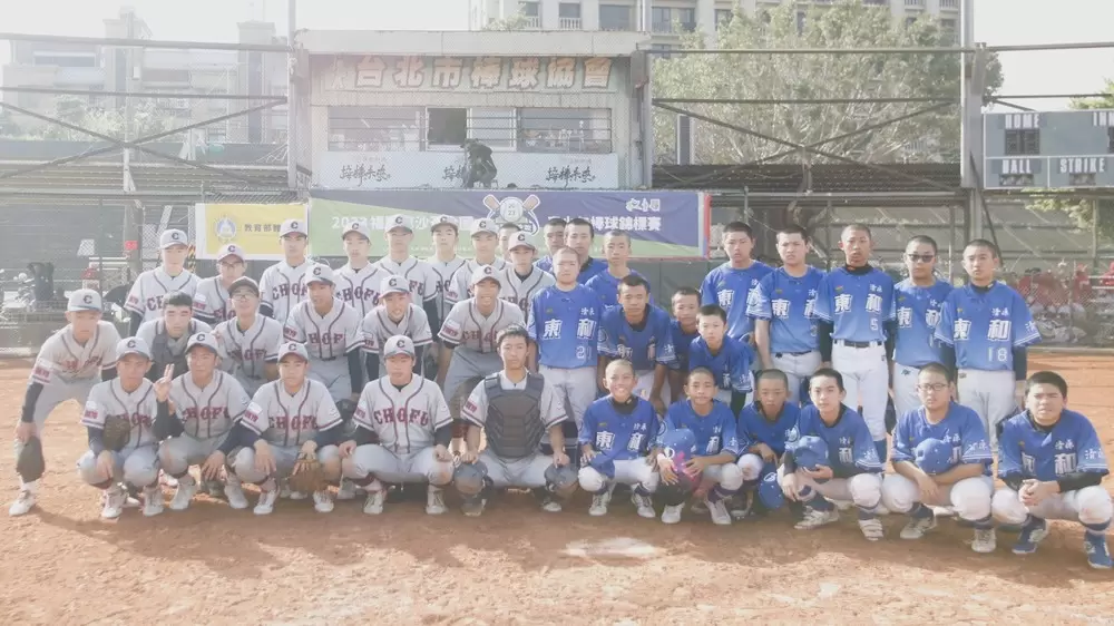 雲林東和國中棒球隊（藍）賽後與日本調布青少棒A隊合影。姚瑞宸攝