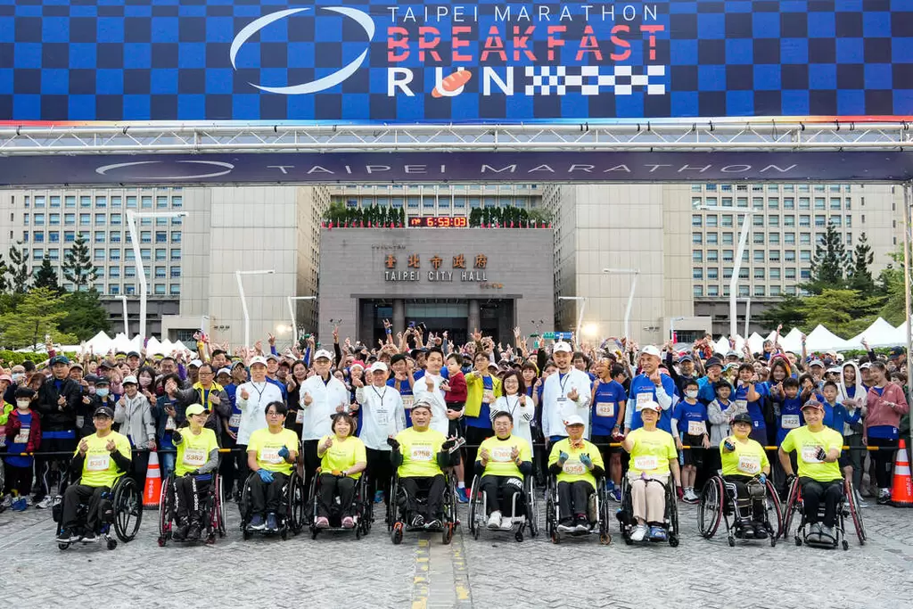 今年首度的早餐跑及明日正式賽，也持續邀請肢障輪椅跑者參賽，其中有10位輪椅選手參加。大會提供