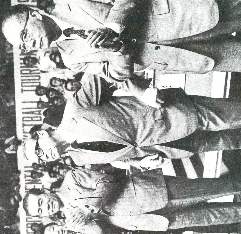 余紀忠(右1)與威廉瓊斯。台灣籃球名人堂提供