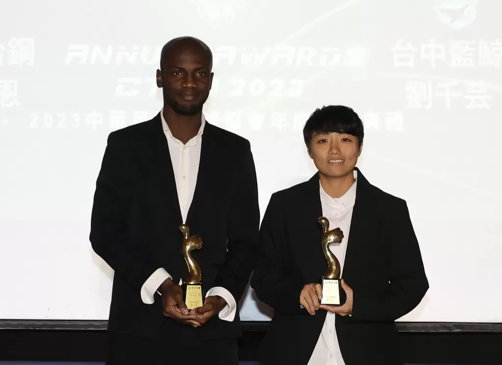 年度最佳男女球員安以恩(左)、劉千芸。李天助攝