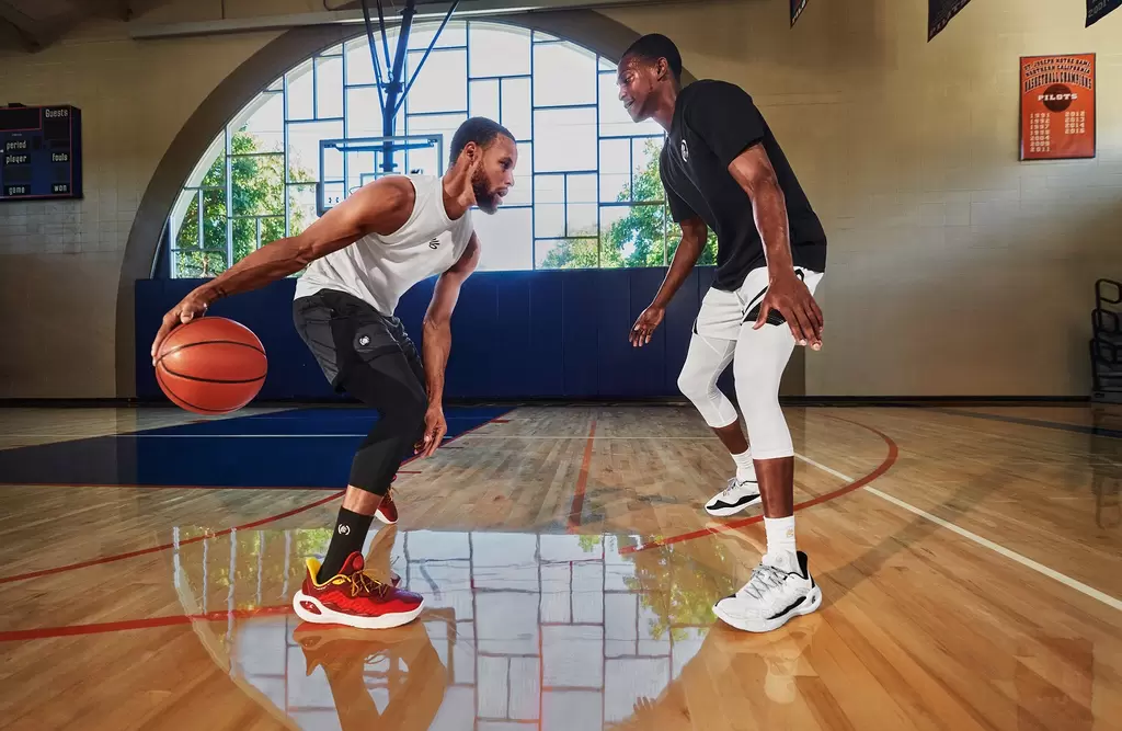 Stephen Curry 與 Deaaron Fox 搶先實著全新Curry 11 X Bruce Lee聯名籃球鞋。官方提供