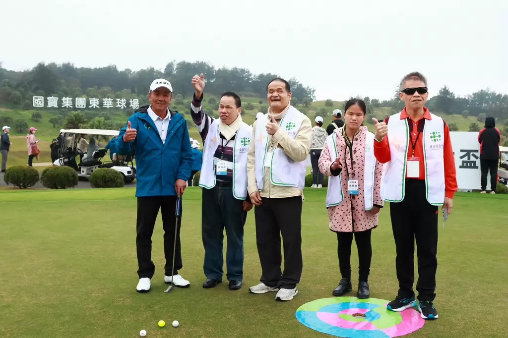 日立盃長春隊長陳志明老師(左)和愛盲基金會攜手帶領視障朋友體驗高爾夫。鍾豐榮攝影