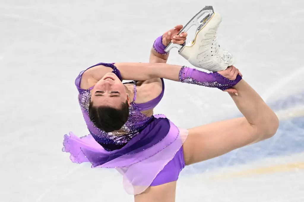 瓦利耶娃 (Kamila Valieva) 在北京冬奧年僅15歲就成為史上第一位在奧運完成四周跳的女子選手。法新社