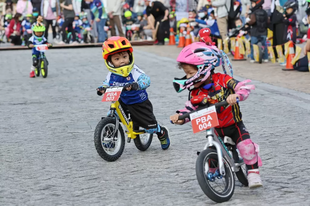 小朋友也可以跟國際選手一樣在台北市府廣場上競輪飆單車。中華民國自由車協會提供