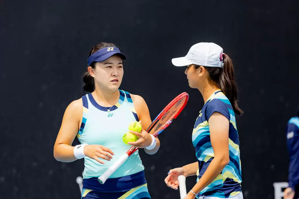 吳芳嫺(右)與朱琳組合成功打進澳網女雙16強。法新社