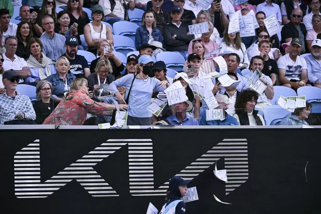 一名抗議者向澳洲網球公開賽球場投擲文宣紙張。法新社